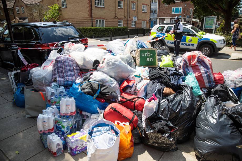 Doações de cobertores, sacos de dormir, roupas e mantimentos com destino aos afetados pelo incêndio devastador no Grenfell Tower, em Londres - 14/06/2017