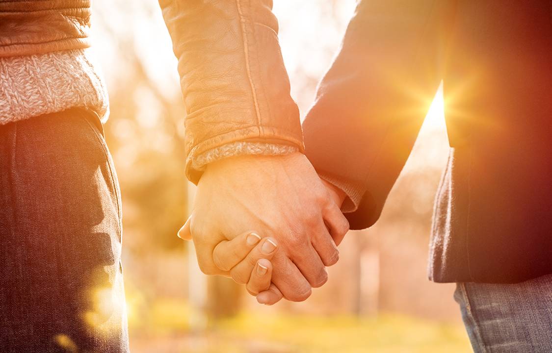 Casal de mãos dadas