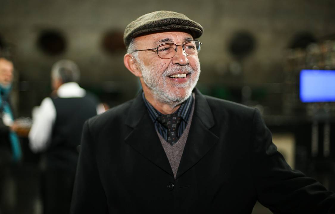 Cineasta João Batista de Andrade no coquetel de abertura da mostra "Franco Montoro, 100 anos", no Memorial da América Latina em São Paulo
