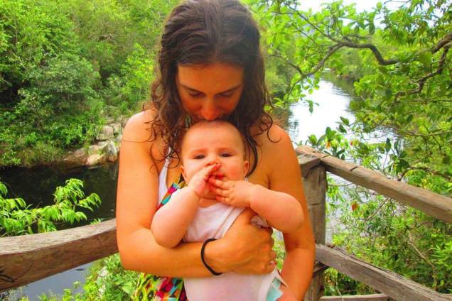 <span>A terapeuta floral Julia Pá, de 32 anos, decidiu encapsular a placenta após o parto do primeiro filho, Estevão, que está com dez meses</span> <span>A terapeuta floral Julia Pá, de 32 anos, decidiu encapsular a placenta após o parto do primeiro filho, Estevão, que está com dez meses</span>