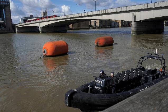 Segurança é reforçada após uma van atropeloar pedestres na London Bridge e pessoas serem esfaqueadas no Borugh Market, em Londres - 04/06/2017 Segurança é reforçada após uma van atropeloar pedestres na London Bridge e pessoas serem esfaqueadas no Borugh Market, em Londres - 04/06/2017