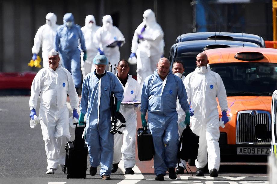 Peritos trabalham próximo a London Bridge, cartão-postal de Londres após uma van atropelar pedestres - 04/06/2017