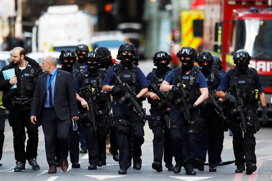 Segurança é reforçada após uma van atropeloar pedestres na London Bridge e pessoas serem esfaqueadas no Borugh Market, em Londres - 04/06/2017