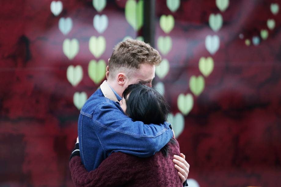 Casal se emociona próximo a London Bridge, cartão-postal de Londres após uma van atropelar pedestres - 04/06/2017