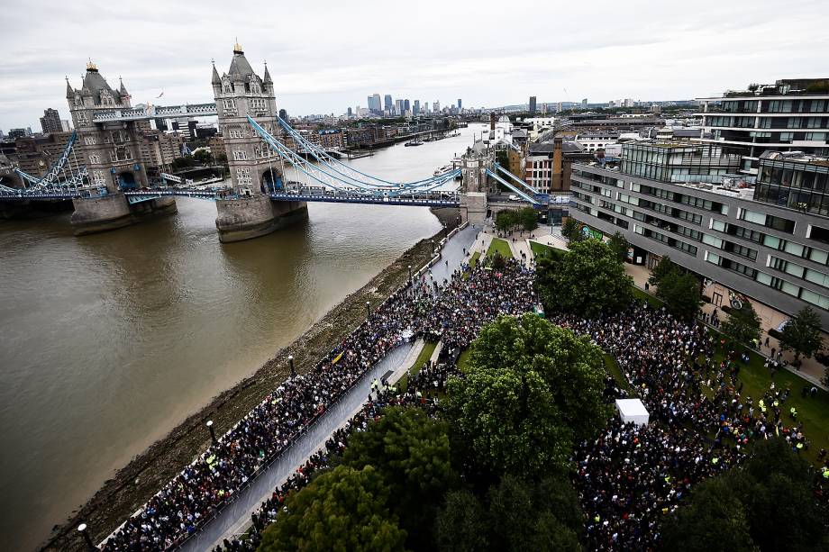 Vigília no Potters Field Park, no centro de Londres, em homenagem às vítimas do ataque na London Bridge e Borough Market  - 05/06/2017