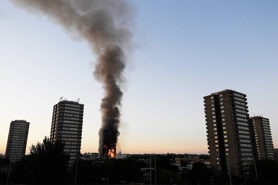 Incêndio atinge edifício de 27 andares e 120 apartamentos em Latimer Road, oeste de Londres - 14/06/2017