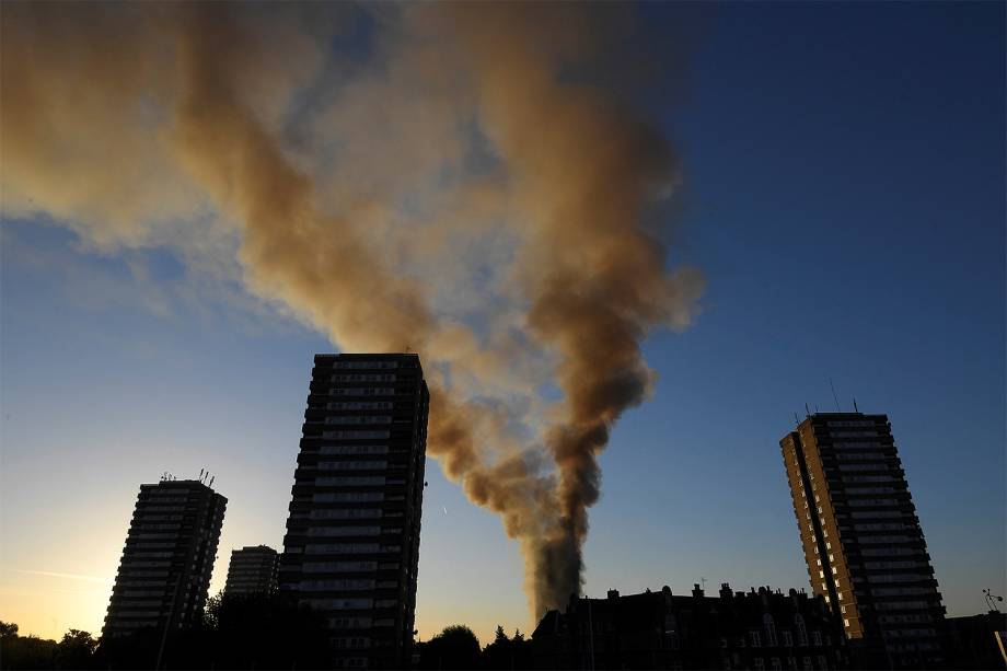 Incêndio de grandes proporções tomou por completo um prédio residêncial na zona oeste de Londres, na Inglaterra - 14/06/2017