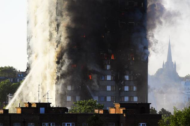 Incêndio de grandes proporções tomou por completo um prédio residêncial na zona oeste de Londres, na Inglaterra - 14/06/2017 Incêndio de grandes proporções tomou por completo um prédio residêncial na zona oeste de Londres, na Inglaterra - 14/06/2017