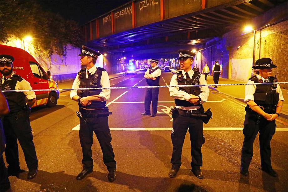 Veículo atropela pedestres no Finsbury Park, em Londres - 18/06/2017