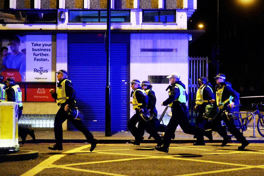 London Bridge, cartão-postal de Londres, foi fechada por causa de um "incidente" envolvendo uma van e pedestres - 03/06/2017