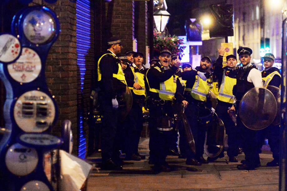 London Bridge, cartão-postal de Londres, foi fechada por causa de um "incidente" envolvendo uma van e pedestres - 03/06/2017