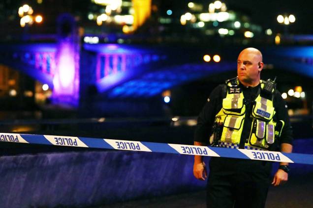 Policiais se dirigiram para a região da London Bridge - 03/06/2017 Policiais se dirigiram para a região da London Bridge - 03/06/2017