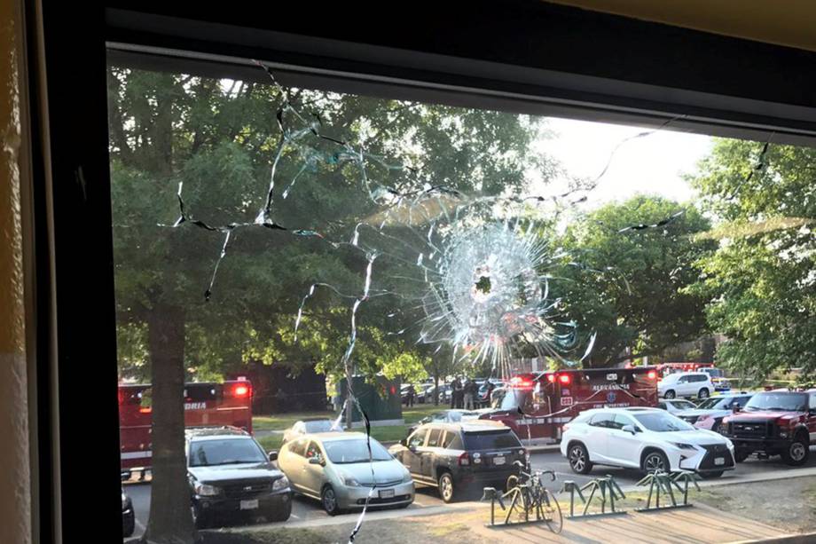 Marca de tiros é vista em uma janela após um homem armado abrir fogo contra membros do Partido Republicano em um campo beisebol perto de Washington em Alexandria, Virgínia, nos Estados Unidos - 14/06/2017