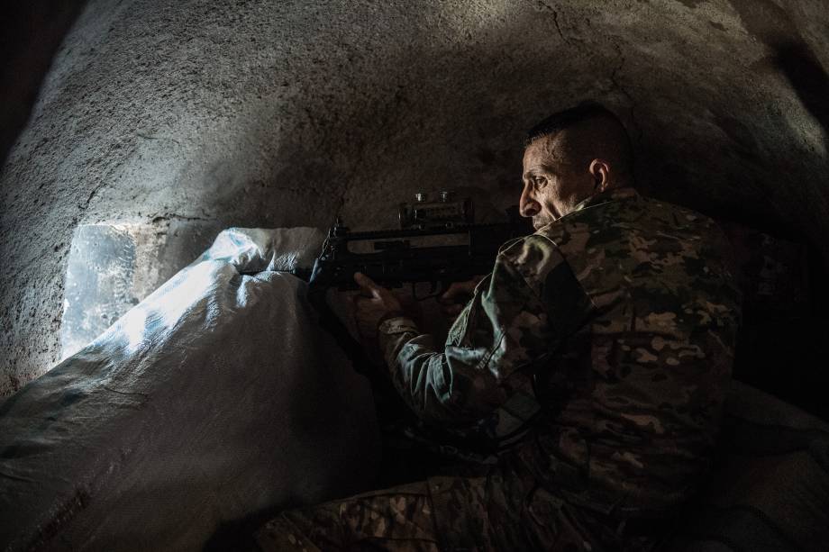 Soldado iraquiano atira contra base do Estado Islâmico, a oeste de Mosul, no Iraque