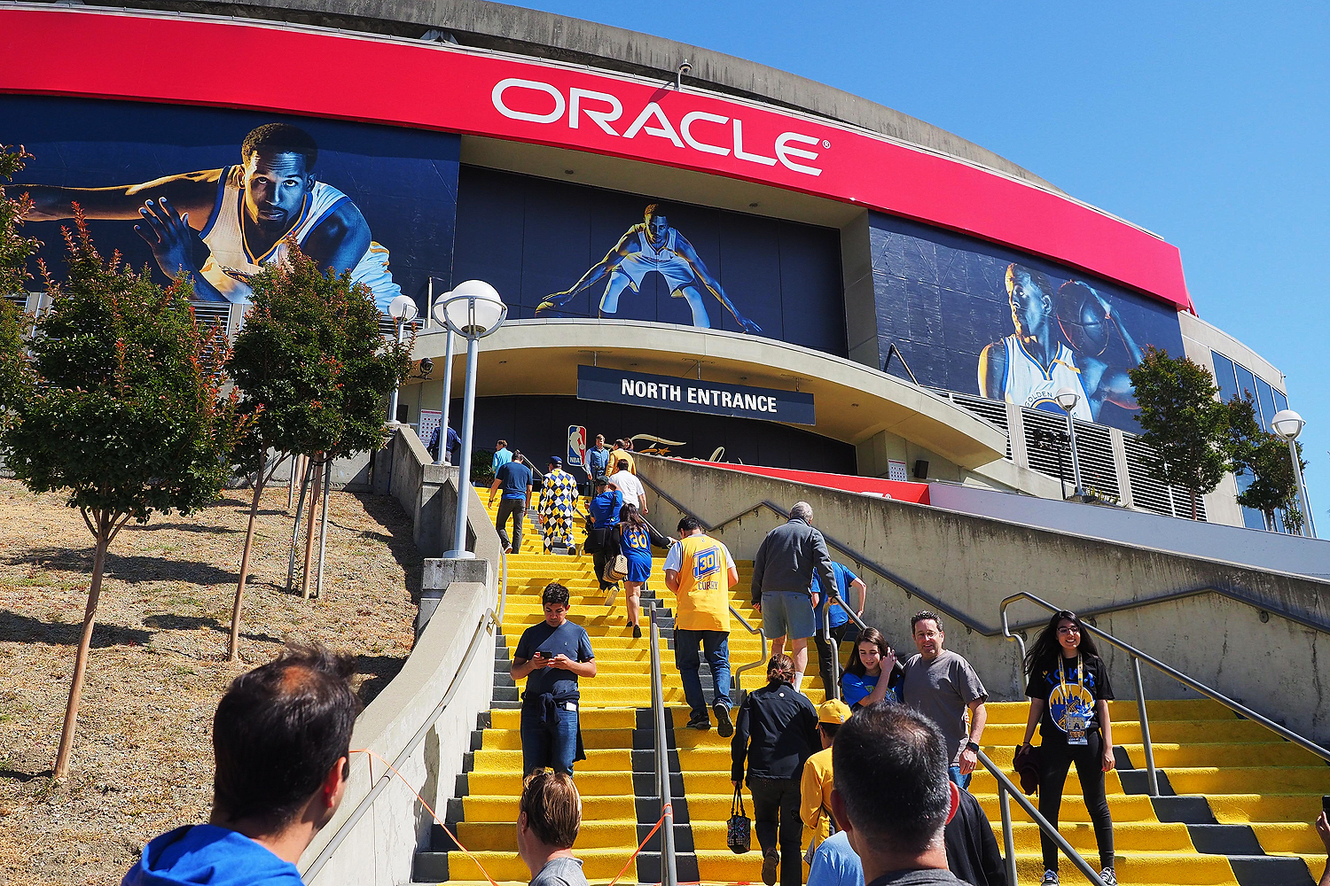P&uacute;blico chega na Oracle Arena para ver o Golden State Warriors e Cleveland Cavaliers, na quarta partida da final da NBA - 12/06/2017