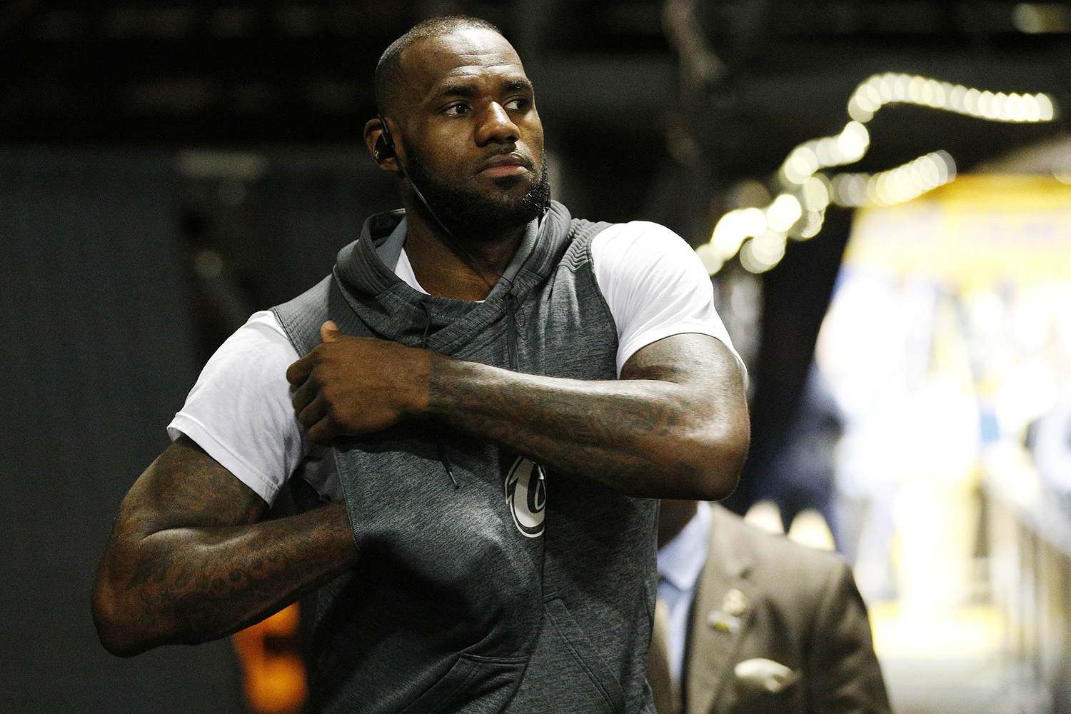 LeBron James do Cleveland Cavaliers antes do confronto contra o Golden State Warriors, na quarta partida da final da NBA - 12/06/2017
