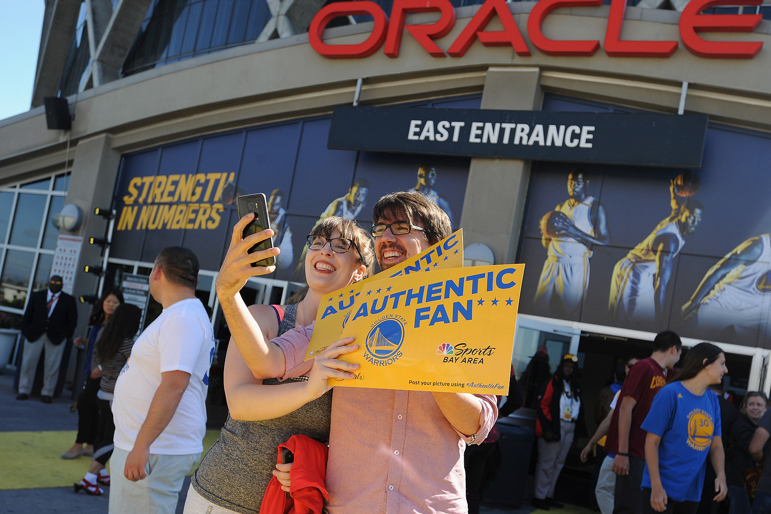 P&uacute;blico chega na Oracle Arena para ver o Golden State Warriors e Cleveland Cavaliers, na quarta partida da final da NBA - 12/06/2017