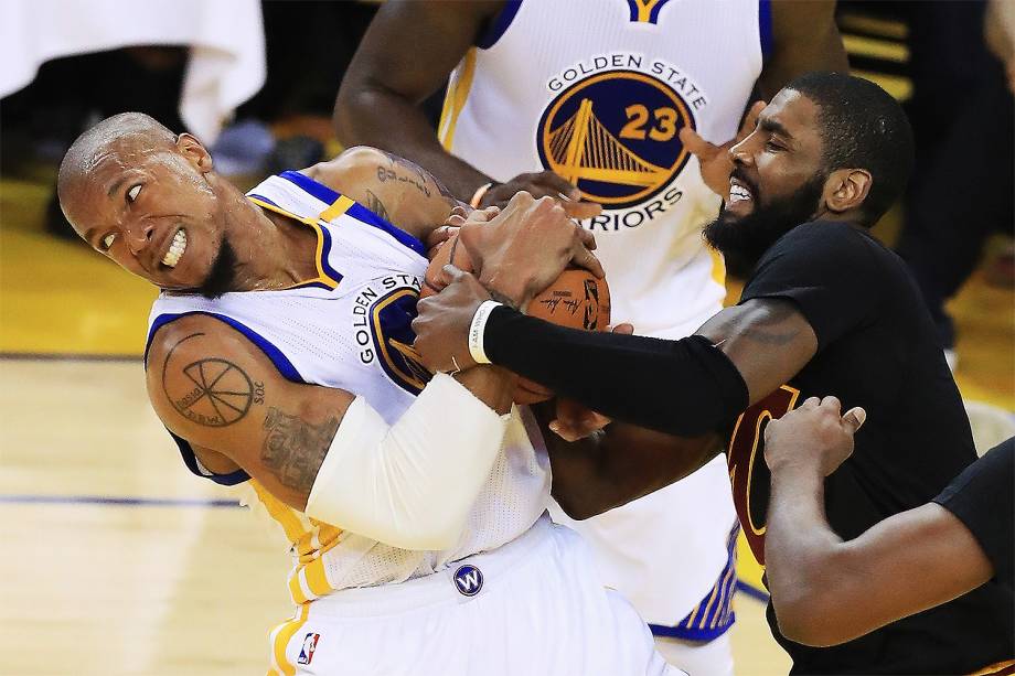 David West do Golden State Warriors  e Kyrie Irving Cleveland Cavaliers durante partida no jogo 5 das finais da NBA - 12/06/2017