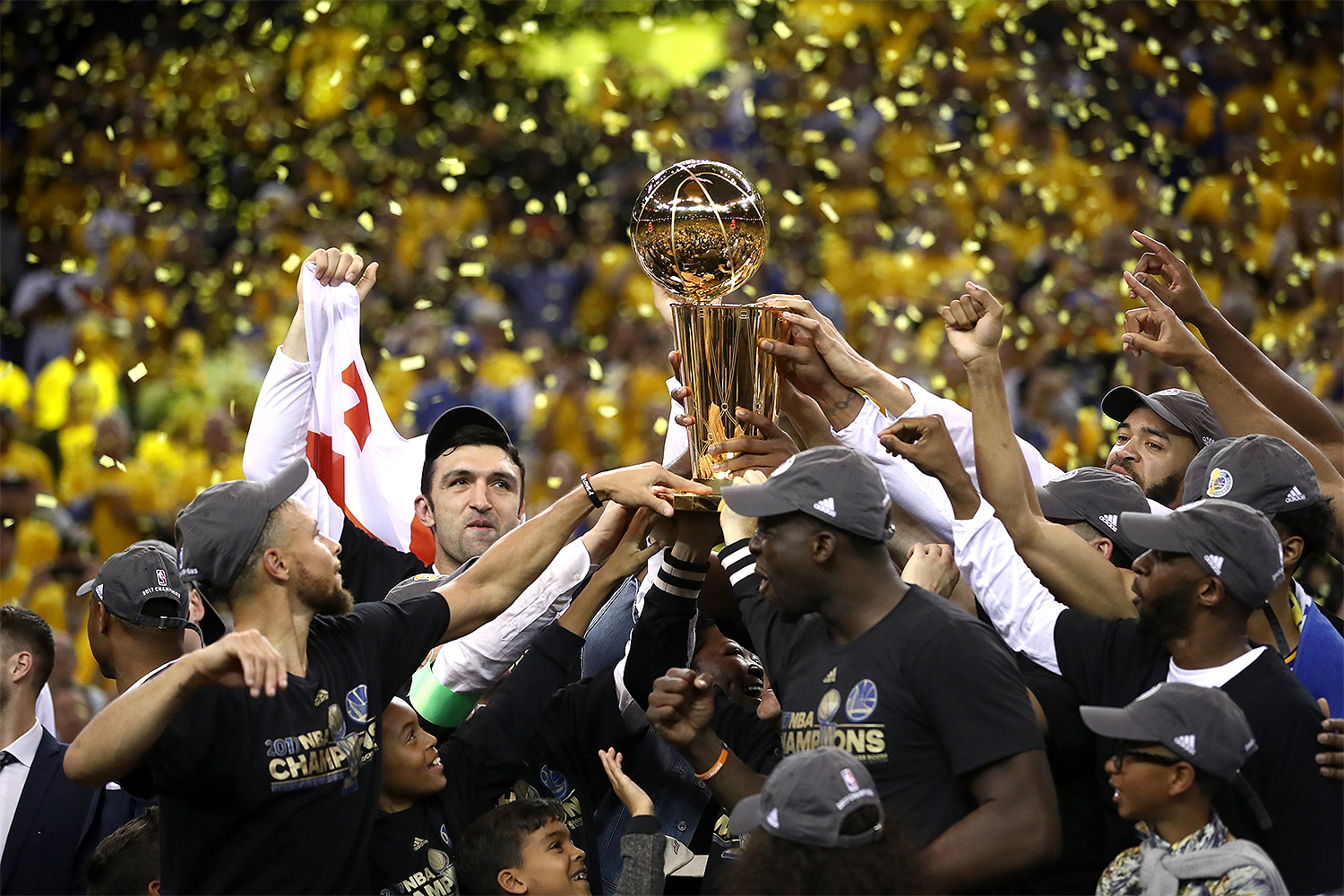 O Golden State Warriors venceu o Cleveland Cavaliers por 129 a 120 e tornou-se campe&atilde; pela primeira vez dentro de sua casa, na Oracle Arena - 13/06/2017
