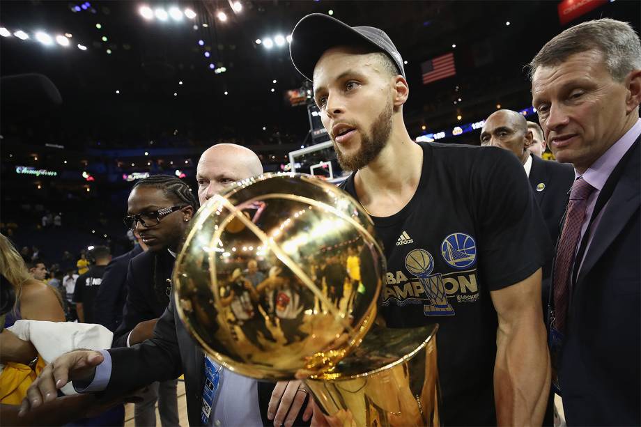 O Golden State Warriors venceu o Cleveland Cavaliers por 129 a 120 e tornou-se campeã pela primeira vez dentro de sua casa, na Oracle Arena - 13/06/2017