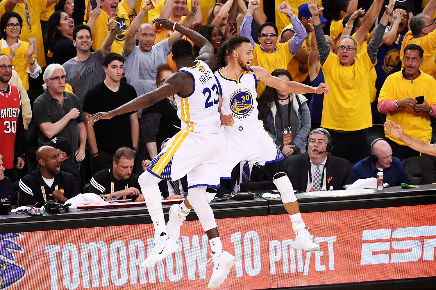 O Golden State Warriors venceu o Cleveland Cavaliers por 129 a 120 e tornou-se campe&atilde; pela primeira vez dentro de sua casa, na Oracle Arena - 13/06/2017