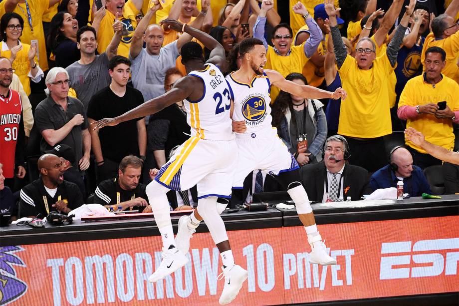 O Golden State Warriors venceu o Cleveland Cavaliers por 129 a 120 e tornou-se campeã pela primeira vez dentro de sua casa, na Oracle Arena - 13/06/2017