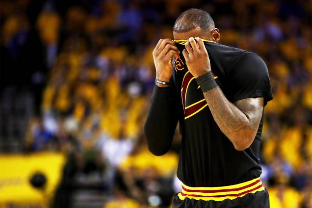 LeBron James do Cleveland Cavaliers em lance contra o Golden State Warriors, na segunda partida da final da NBA - 04/06/2017 LeBron James do Cleveland Cavaliers em lance contra o Golden State Warriors, na segunda partida da final da NBA - 04/06/2017