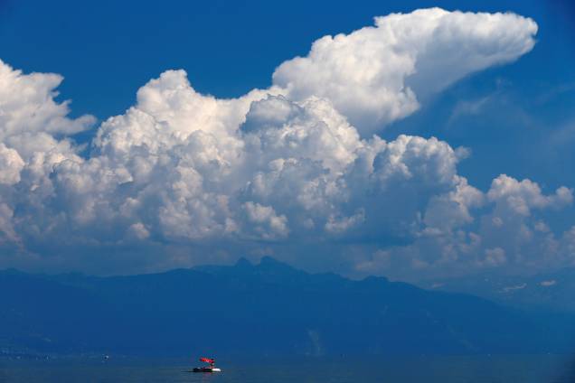 Pessoas aproveitam a tarde ensolarada de Lausanne, na Suíça, em um pedalinho no lago Leman - 21/06/2017 Pessoas aproveitam a tarde ensolarada de Lausanne, na Suíça, em um pedalinho no lago Leman - 21/06/2017