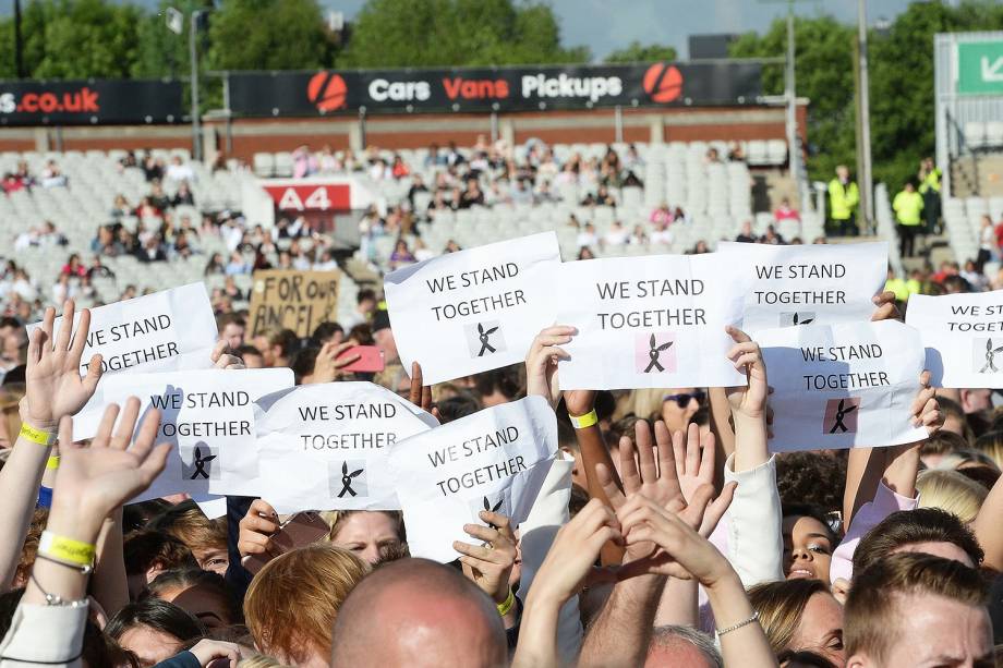 Público antes do show beneficente One Love Manchester, com a apresentação de Ariana Grande e artistas internacionais  - 04/05/2017