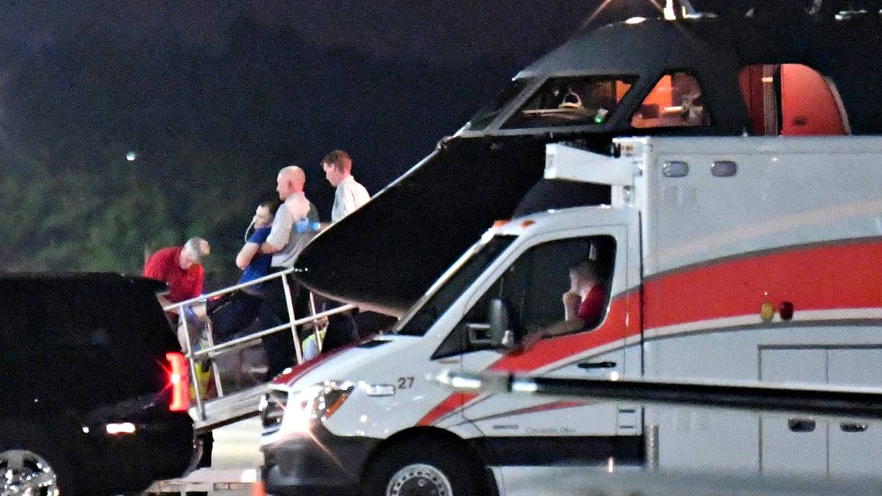 Otto Warmbier é transferido de um avião para uma ambulância no aeroporto de Lunken, em Cincinnati, Ohio