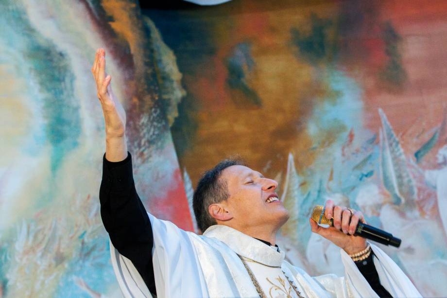 Ao retornar ao palco depois de três breves saídas para a coxia, informou, cândida e obsessivamente: “Estou com dor de barriga. Sou filho de Deus também. Misericórdia.” Todos riram.