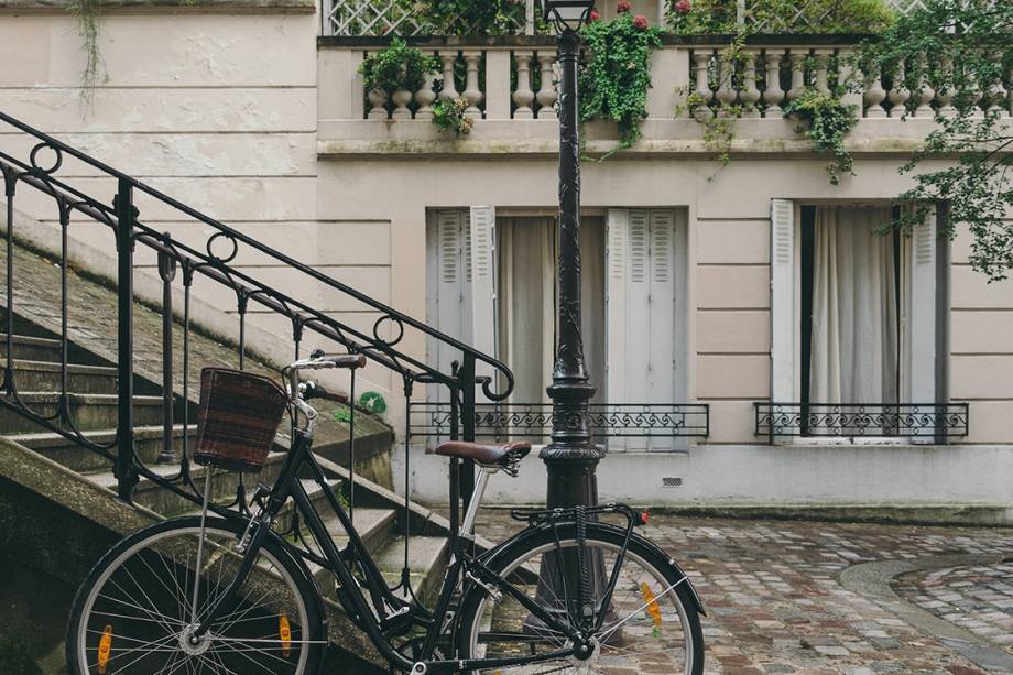 <p style="text-align:justify;"><span style="font-weight:400;">Passeio de bicicleta por Paris, com paradas em padarias, mercados e lojas de vinho</span></p>