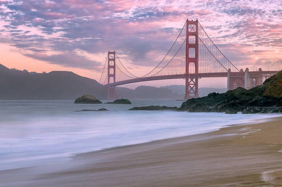 <p style="text-align:justify;"><span style="font-weight:400;">Praticar yoga na Baker Beach ouvindo, com fones, a uma seleção de músicas </span></p>