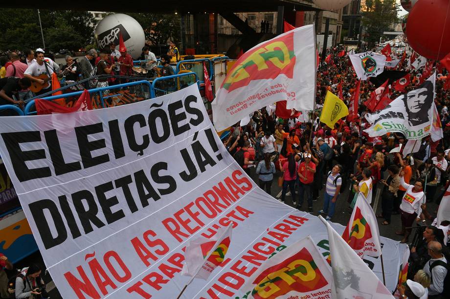 Manifestantes se reúnem na avenida Paulista, região central da cidade, para mais um dia de protesto contra as reformas trabalhista e da Previdência propostas pelo governo do presidente Michel Temer e por eleições diretas - 30/06/2017