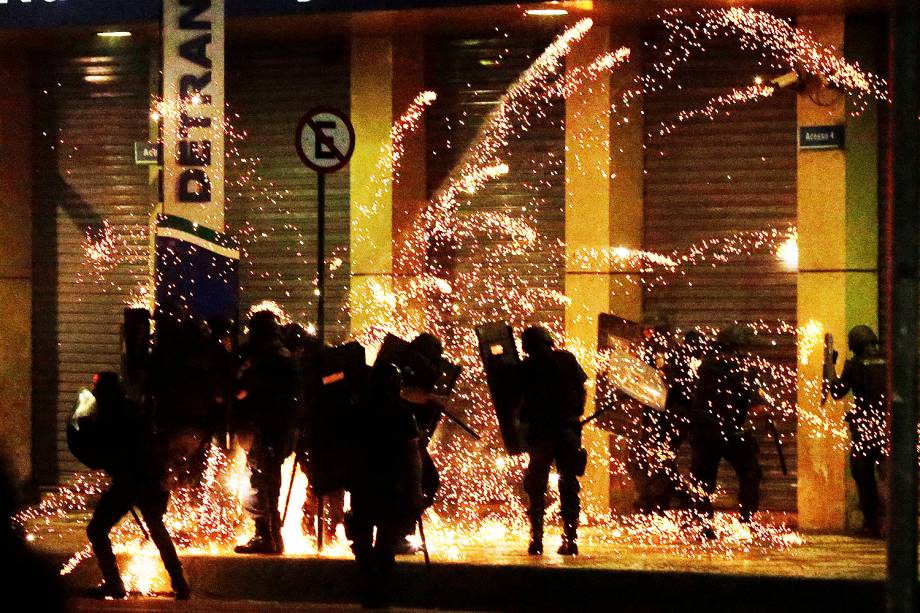 Manifestantes se reúnem no centro do Rio de janeiro para protestar contra o governo de Michel Temer. Os manifestantes pedem a saída do presidente e a convocação de eleições diretas - 30/06/2017