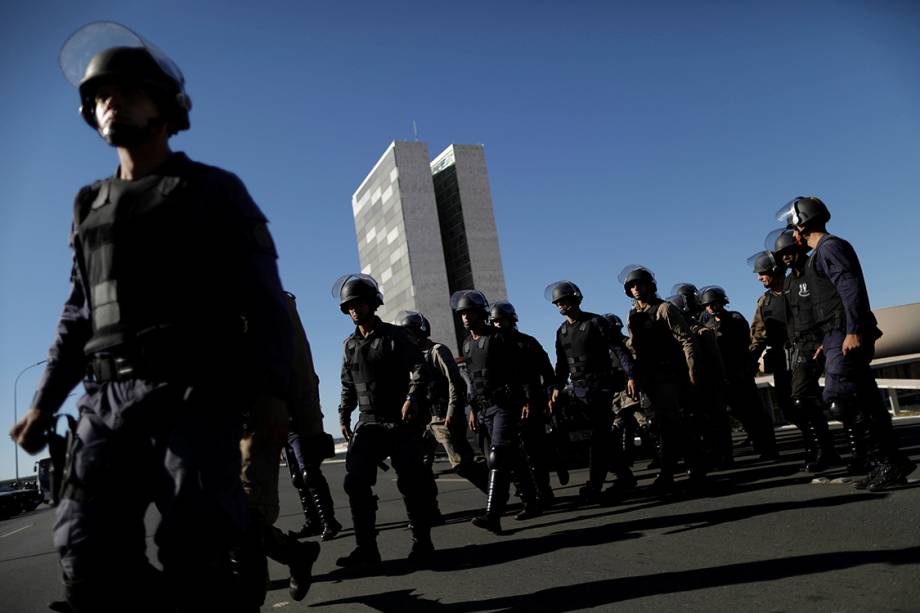 Forças militares reforçam segurança no Congresso Nacional devido a protestos contra as reformas do governo Temer, em Brasília - 30/06/2017