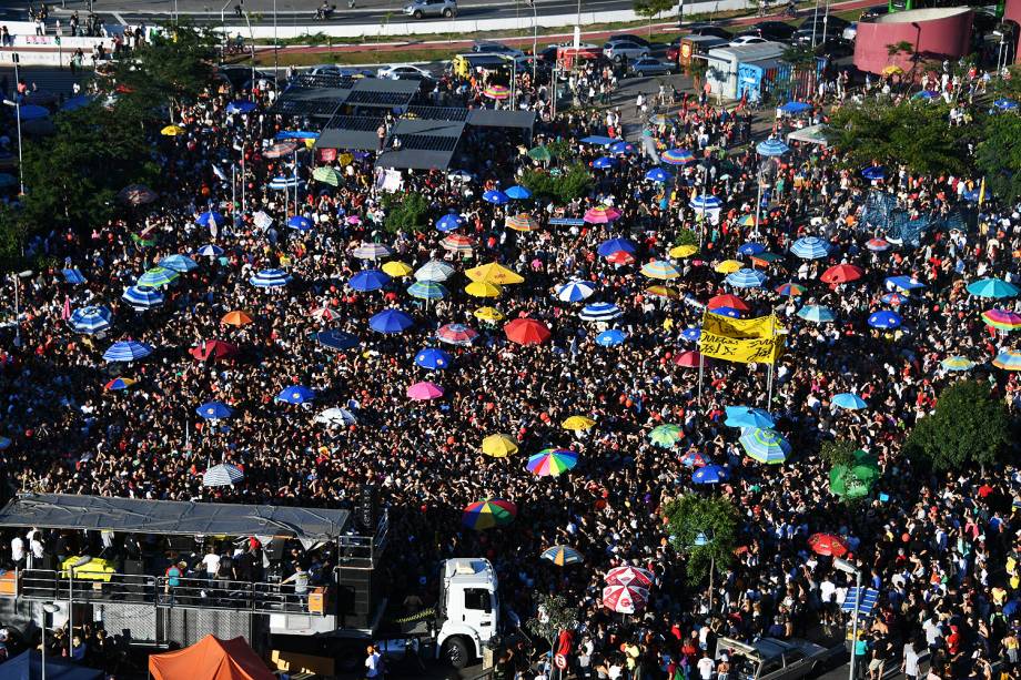 Pessoas se reúnem no Largo da Batata, em Pinheiros, zona oeste de São Paulo, para o ato "SP pelas Diretas Já". A manifestação, que pede a saída do presidente Michel Temer do cargo e novas eleições diretas, contará com shows de diversos artistas - 04/06/2017