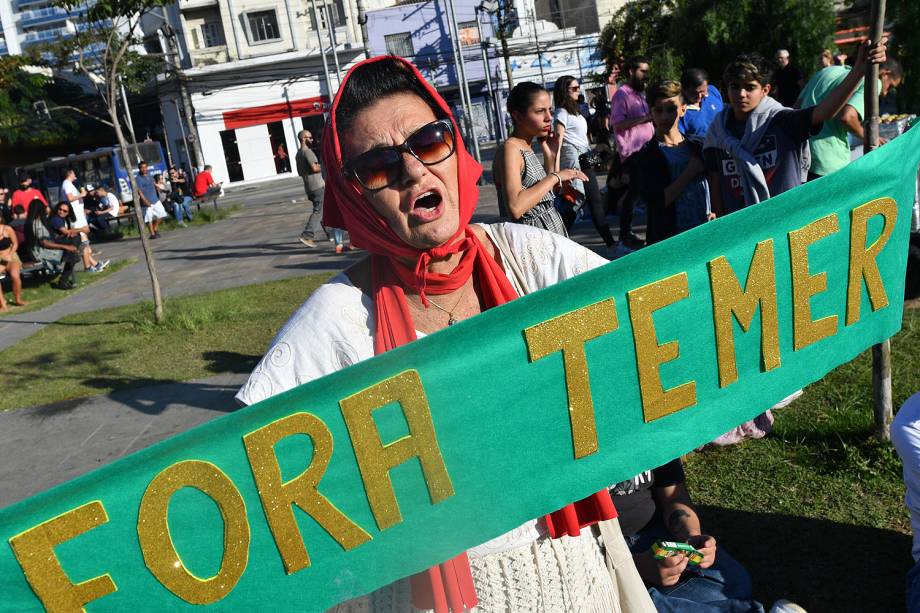 Pessoas se reúnem no Largo da Batata, em Pinheiros, zona oeste de São Paulo, para o ato "SP pelas Diretas Já" - 04/06/2017