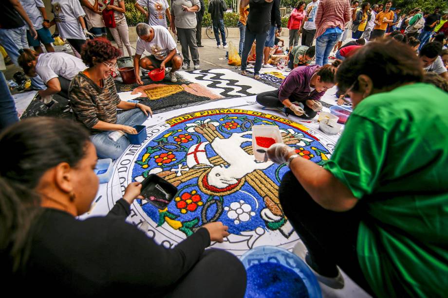 Religiosos montam tradicional tapete de sal em celebração ao dia de Corpus Christi, na Avenida Chile, no Centro do Rio de Janeiro - 15/06/2017