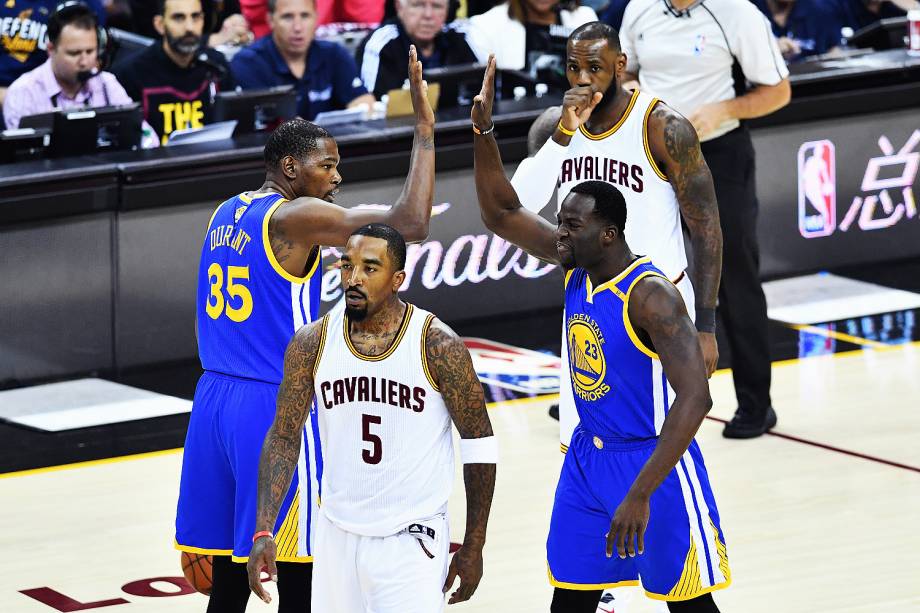 Kevin Durant e Draymond Green do Golden State Warriors durante a terceira partida da final da NBA contra o Cleveland Cavaliers, estado do Ohio - 07/06/2017