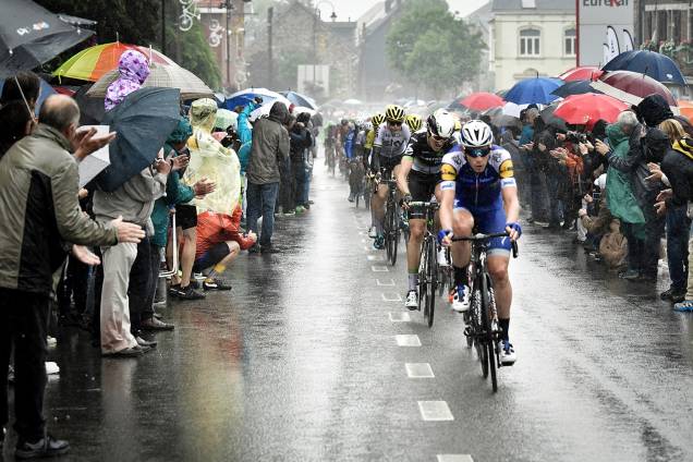 O pelotão compete na chuva durante a segunda etapa do Tour de France 2017 de 203,5 km entre Dusseldorf, Alemanha e Liege, Bélgica - 2 de julho de 2017 O pelotão compete na chuva durante a segunda etapa do Tour de France 2017 de 203,5 km entre Dusseldorf, Alemanha e Liege, Bélgica - 2 de julho de 2017