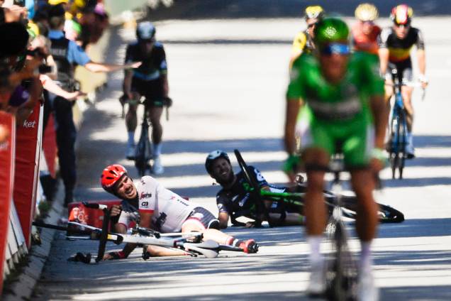 Ciclistas caem perto da linha de chegada no final da quarta etapa do Le Tour de France de 207,5 km entre Mondorf-les-Bains e Vittel, na França - 4 de julho de 2017 Ciclistas caem perto da linha de chegada no final da quarta etapa do Le Tour de France de 207,5 km entre Mondorf-les-Bains e Vittel, na França - 4 de julho de 2017