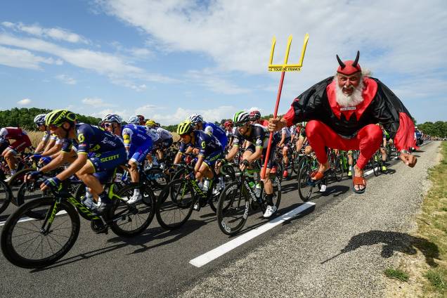 O torcedor alemão Didi Senft, conhecido como El Diablo, durante a segunda etapa de 213,5 km da 104ª edição da corrida de ciclismo do Tour de France entre Troyes e Nuits-Saint-Georges, na França - 7 de julho de 2017 O torcedor alemão Didi Senft, conhecido como El Diablo, durante a segunda etapa de 213,5 km da 104ª edição da corrida de ciclismo do Tour de France entre Troyes e Nuits-Saint-Georges, na França - 7 de julho de 2017