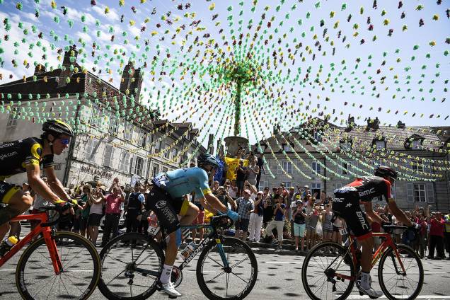 Ciclistas competem durante a oitava etapa do Le Tour de France de 187,5 km entre Dole e Station des Rousses, na França - 8 de julho de 2017 Ciclistas competem durante a oitava etapa do Le Tour de France de 187,5 km entre Dole e Station des Rousses, na França - 8 de julho de 2017