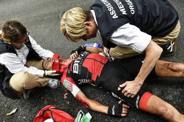 O australiano Richie Porte recebe assistência médica depois de cair durante o estágio nove de 181,5 km entre Nantua e Chambery do campeonato Le Tour de France - 9/07/2017 O australiano Richie Porte recebe assistência médica depois de cair durante o estágio nove de 181,5 km entre Nantua e Chambery do campeonato Le Tour de France - 9/07/2017