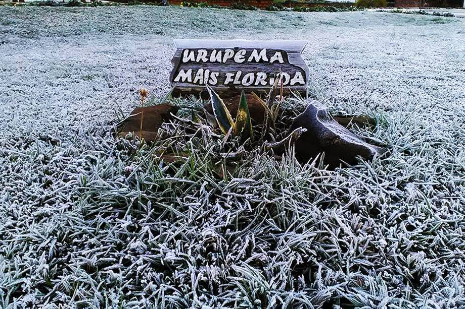 A temperatura em Urupema (SC) foi mais amena e fez -4,3°C, quinto dia seguido de temperaturas negativas.  Agora o frio começa a perder um pouco a intensidade e o sol começa a aparecer - 21/07/2017