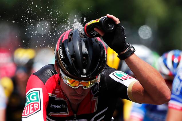 O ciclista da BMC Racing, Greg Van Avermaet, da Bélgica, joga água na cabeça durante o 7º estágio de competição do Le Tour de France de 213,5 km de Troyes para Nuits-Saint-Georges, França - 7 de julho de 2017 O ciclista da BMC Racing, Greg Van Avermaet, da Bélgica, joga água na cabeça durante o 7º estágio de competição do Le Tour de France de 213,5 km de Troyes para Nuits-Saint-Georges, França - 7 de julho de 2017