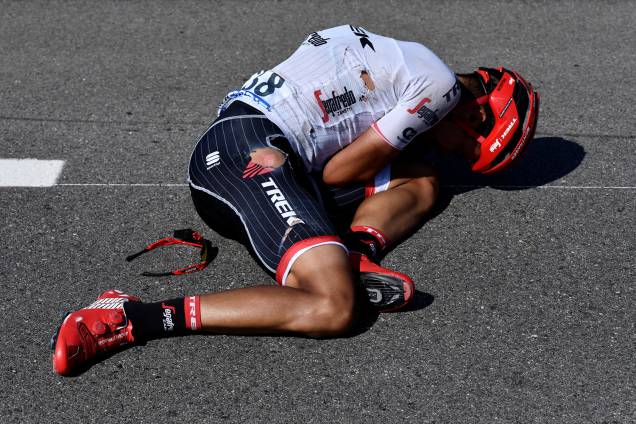 Jarlinson Pantano, da Columbia Trek-Segafredo, se machuca após acidente durante o estágio 16 do Le Tour de France de 165 km do Puy-en-Velay para Romans-sur-Isere, na França - 18 de julho de 2017 Jarlinson Pantano, da Columbia Trek-Segafredo, se machuca após acidente durante o estágio 16 do Le Tour de France de 165 km do Puy-en-Velay para Romans-sur-Isere, na França - 18 de julho de 2017