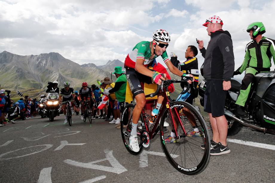 O italiano Fabio Aru sobe uma ladeira durante o 17º estágio de competição do Le Tour de France, de 183 km de La Mure para Serre-Chevalier, - 19/07/2017