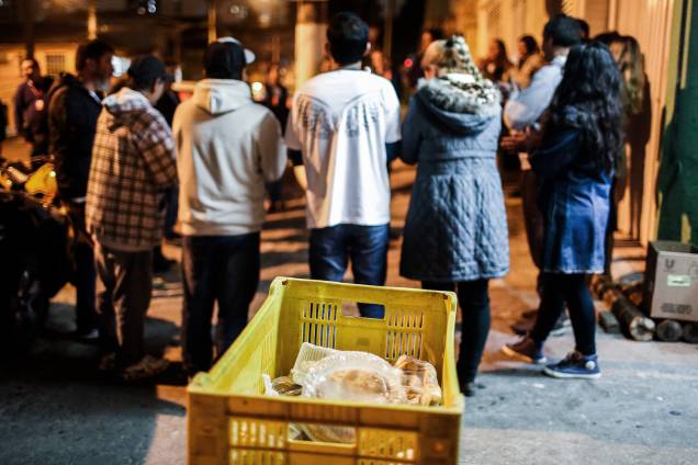 Voluntário rezam em uma rua do Cambuci, zona central de São Paulo, antes de distribuirem sopas para moradores de rua Voluntário rezam em uma rua do Cambuci, zona central de São Paulo, antes de distribuirem sopas para moradores de rua